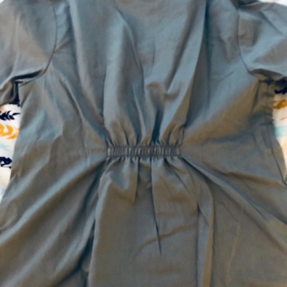 🎁 3/$10 GRAY SCRUB TOP SIZE MEDIUM - Picture 4 of 7